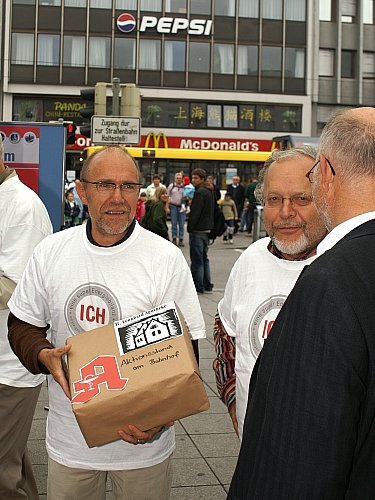 Der Radfahrer hat das Paket zuerst beim Empf�nger abgeliefert.