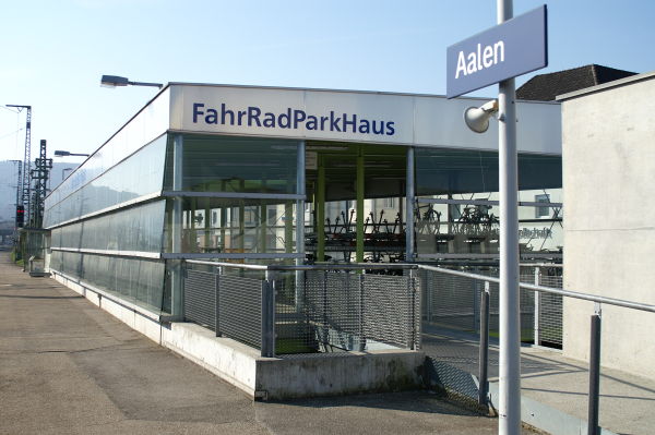 Zugang vom Bahnsteig 1