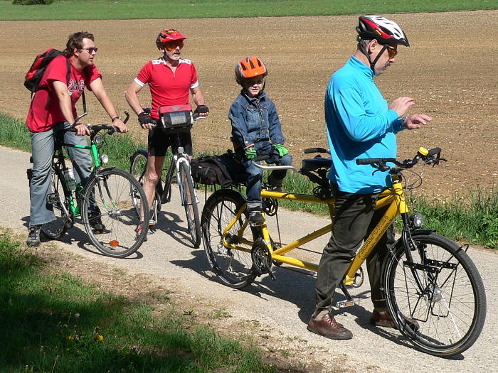 Opa mit Enkel auf dem Tandem