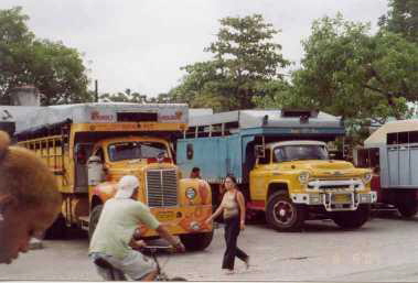 Camiones - umgebauter LKW fr 70-90 Passagiere, billig, fahrt aber erst, wenn alle Pltze belegt sind